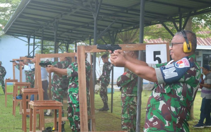 Latihan Menembak Pistol Prajurit Lanud Sugiri Sukani 