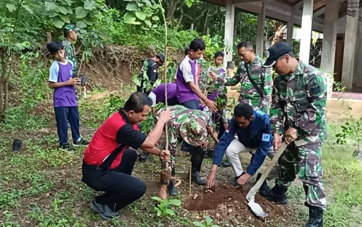 Penghijauan lingkungan sekolah wilayah binaan 