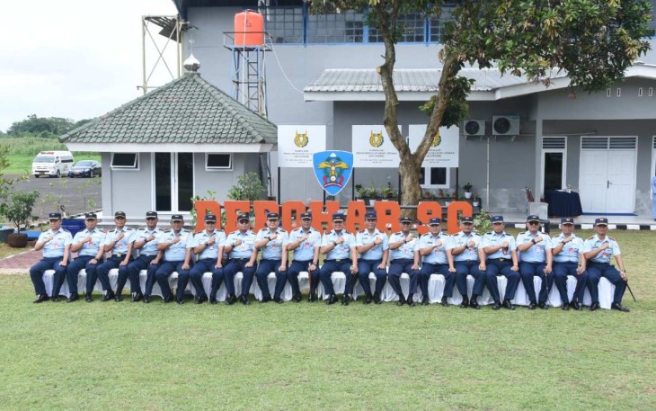 Dankoharmatau Marsda TNI Bambang Triono foto bersama jajaran Depohar 90 