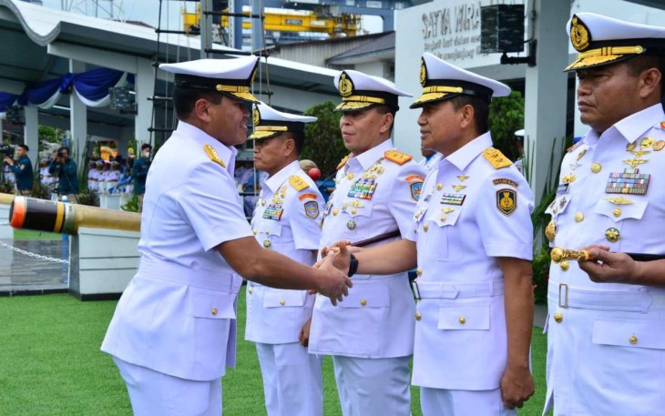 Kasal Laksamana TNI Muhammad Ali saat memberikan ucapan selamat usai sertijab 