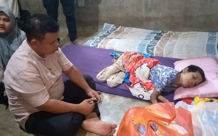Zulfadli saat Sambangi Warga Sakit di Titi Baro