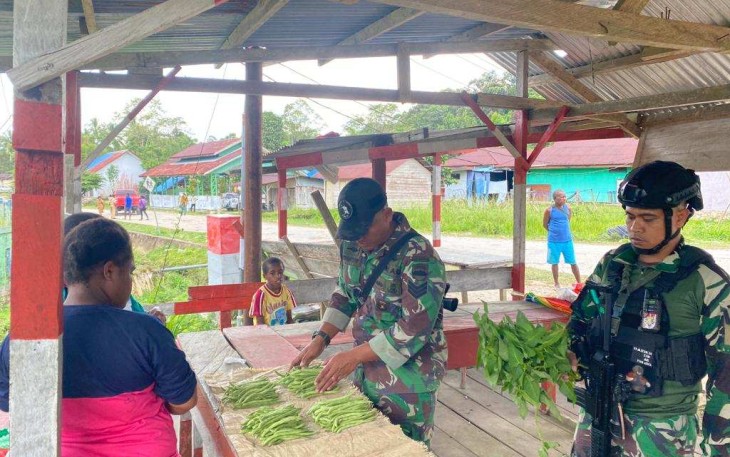Satgas Yonif RK 136/TS Beli Sayuran di Pasar Rakyat