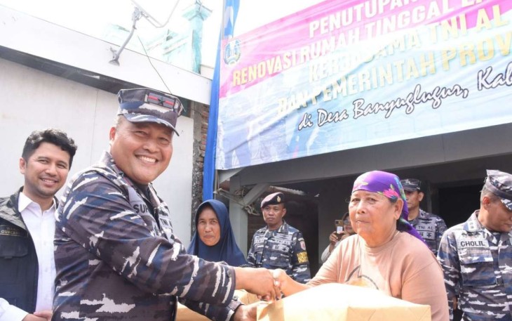Danlantamal V Laksamana Pertama TNI Supardi saat memberikan bantuan