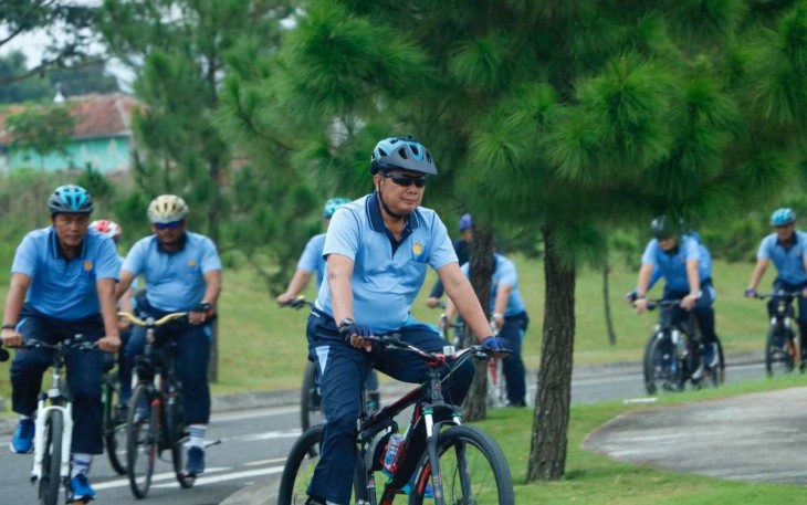 Dankoharmatau Marsda TNI Bambang Triono saat gowes bersama anggota 