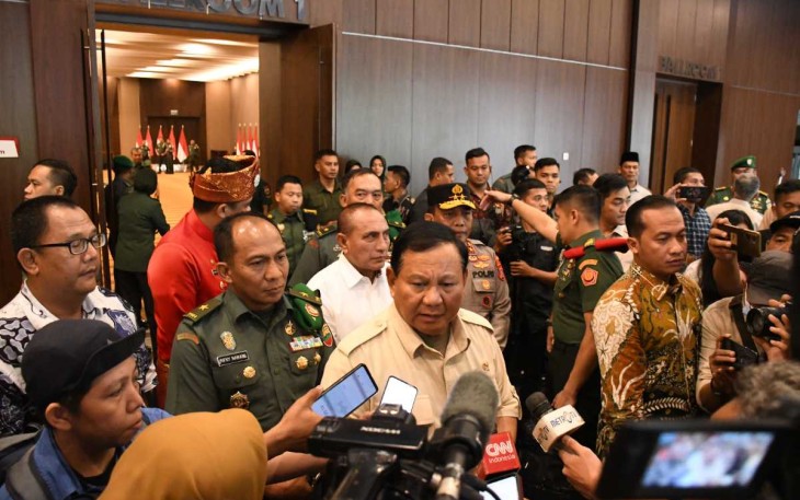 Menhan Prabowo Subianto saat memberikan keterangan pers di Kodam I/BB