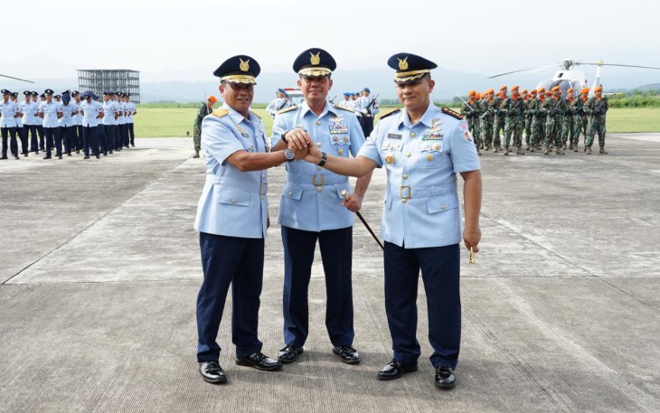 Pangkoopsud I Marsda TNI Bambang Gunarto foto bersama Danlanud Suryadarma usai sertijab 