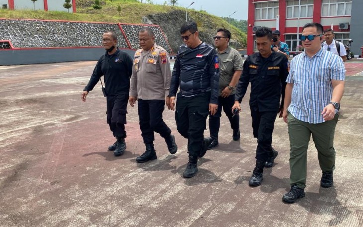 Kapolresta Cilacap Kombes Franky Ani Sugiarto saat mengunjungi lapas Nusakambangan 