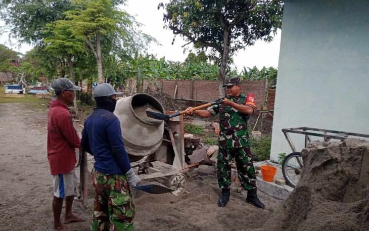 Gotong-royong bersama warga binaan bangun pagar TPU