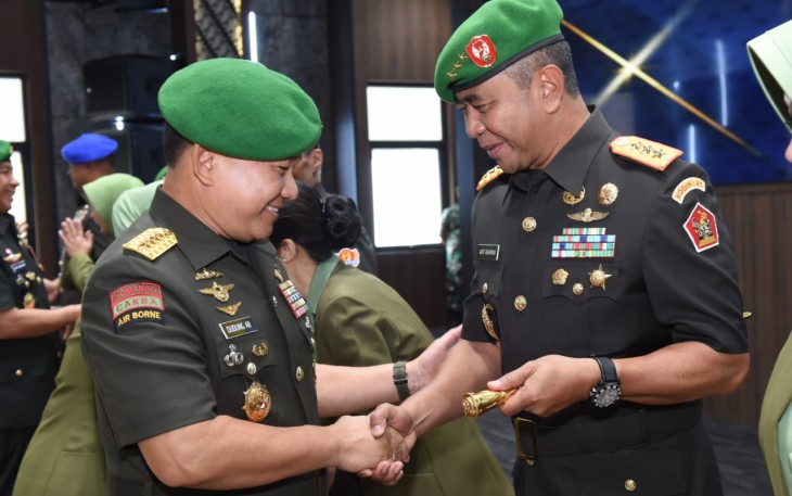 Kasad Jenderal TNI Dudung Abdurachman saat memberikan ucapan selamat usai sertijab 