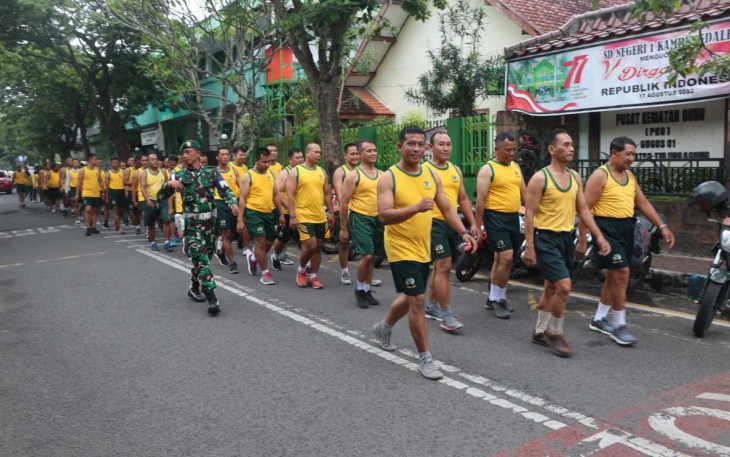 Jalan santai Prajurit Kodim 0807/Tulungagung 