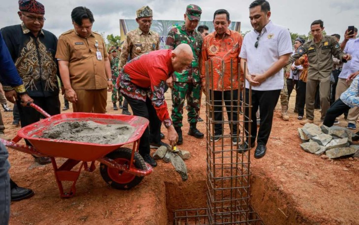 Menteri Teten Masduki saat peletakan batu pertama pembangunan pabrik minyak goreng 
