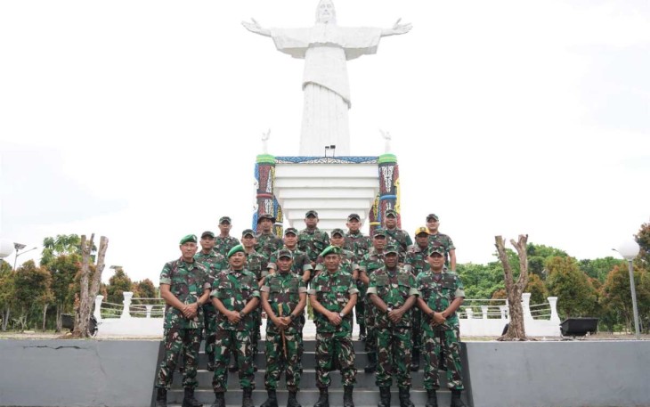 Foto bersama Pangdam Kasuari 