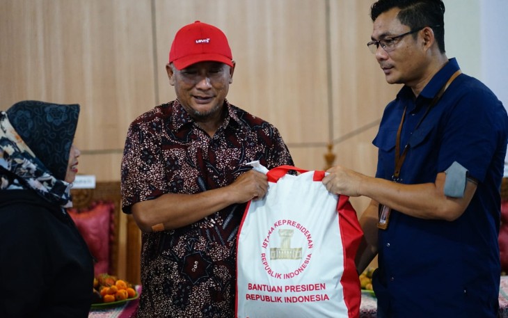 Penyerahan sembako dari staf kepresidenan kepada warga Pati