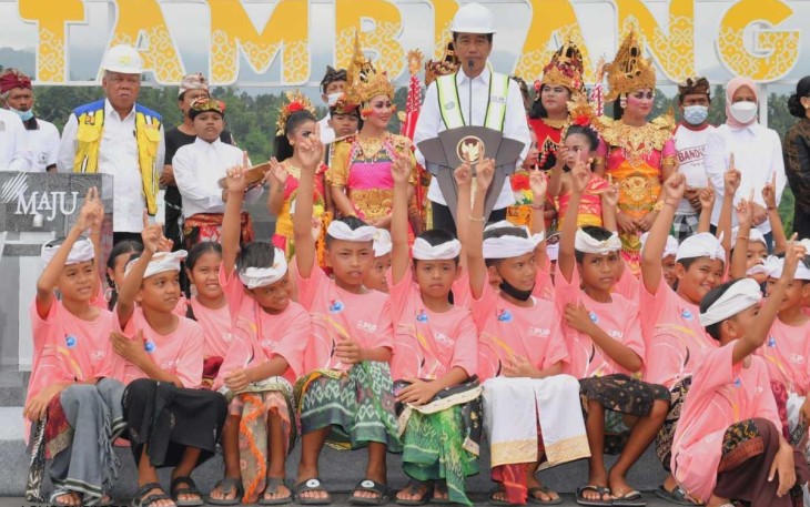 Presiden Jokowi bersama pelajar saat meresmikan Bendungan Danu Kerthi Buleleng  