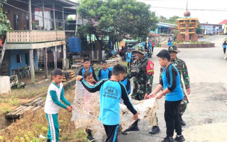 Bersihkan lingkungan sekolah di perbatasan 