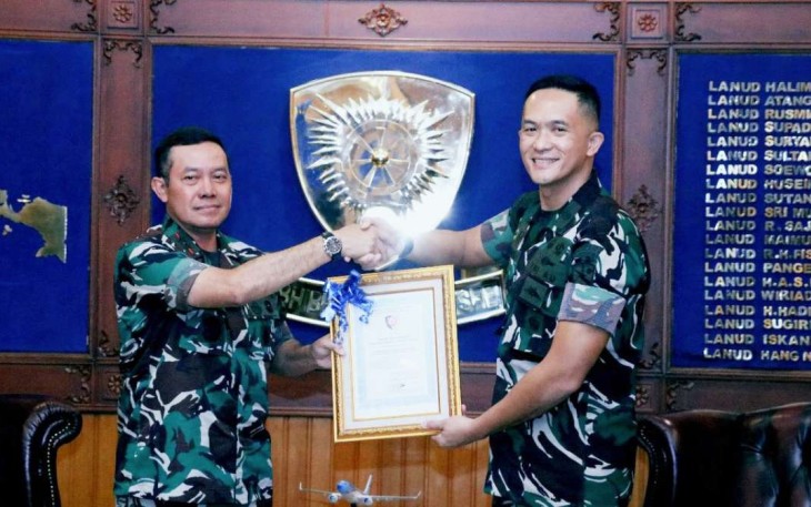 Pangkoopsud I Marsda TNI Bambang Gunarto saat memberikan penghargaan Danlanud BNY Lampung 