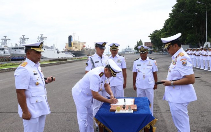 Pangkoarmada II Laksda TNI Dr T.S.N.B. Hutabarat saat Sertijab 