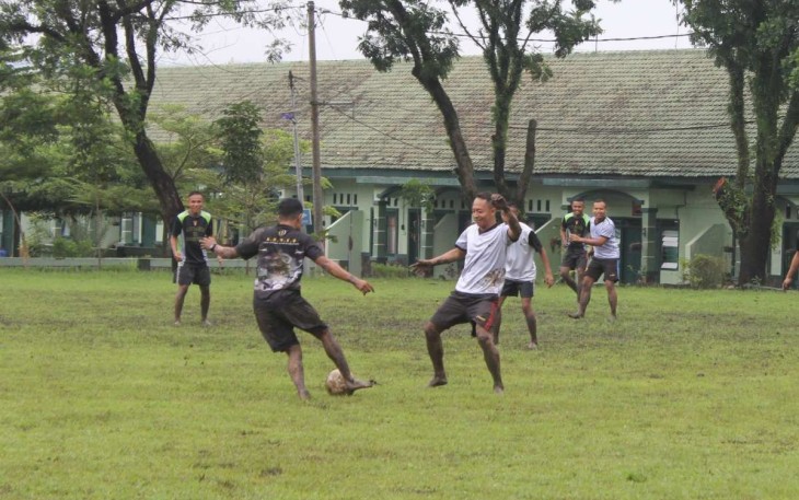 Prajurit Menarmed 2 Kostrad saat mengolah si kulit bundar