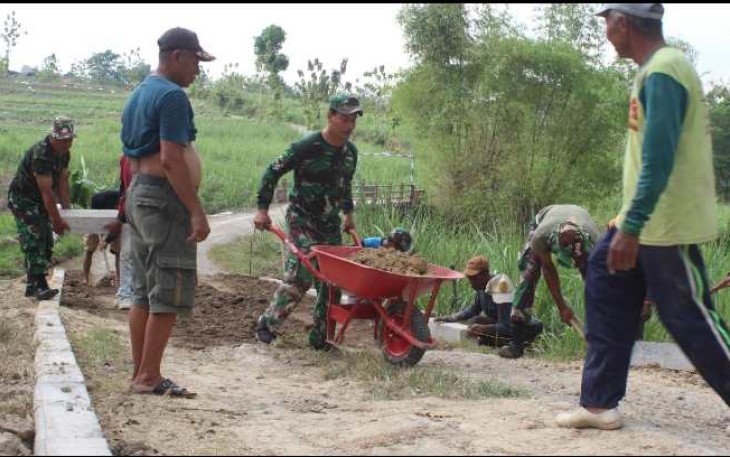 Gotong royong bersama warga binaan perbaiki jalan