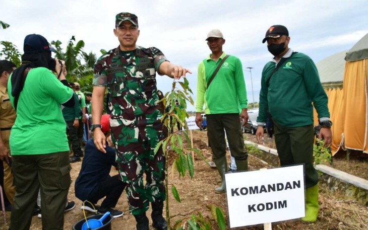 Penanaman pohon Dandim 0807 Tulungagung 