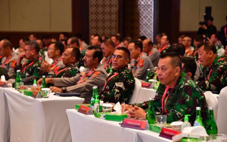 Pangkolinlamil Laksda TNI Yayan Sofiyan saat mengikuti Rapim TNI-POLRI 
