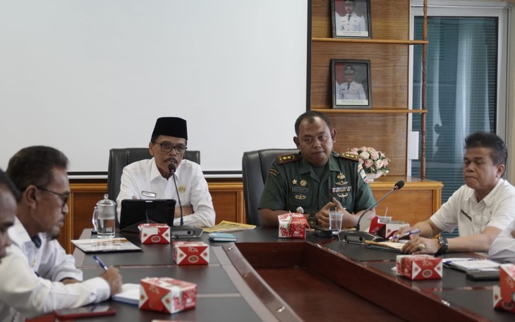 Bupati Limapuluh Kota, Safaruddin menangapi pemaparan Letkol Infanteri, Deny Nur Cahyono terkait persiapan kegiatan terpadu TMMD ke-116 di ruang rapat bupati.