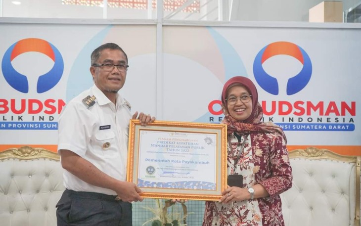 Pj. Wali Kota Payakumbuh, Rida Ananda Terima Penghargaan Penilaian Kepatuhan Penyelenggaraan Pelayanan Publik 2022 dari Kepala Ombudsman RI Perwakilan Sumbar.