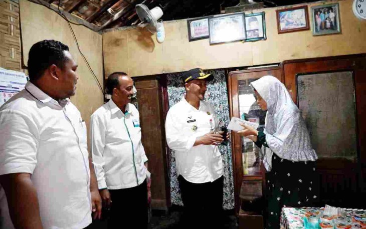 Pj Bupati Pati menyerahkan bantuan RTLH kepada masyarakat 