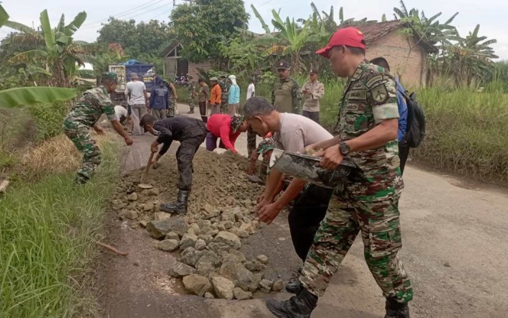 Pengurukan jalan desa wilayah binaan 