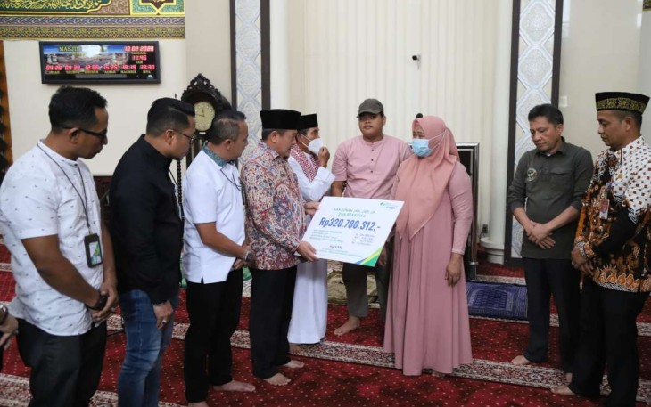 Kapuspen Kemendagri Benni Irwan saat memberikan santunan BPJS Ketenagakerjaan 