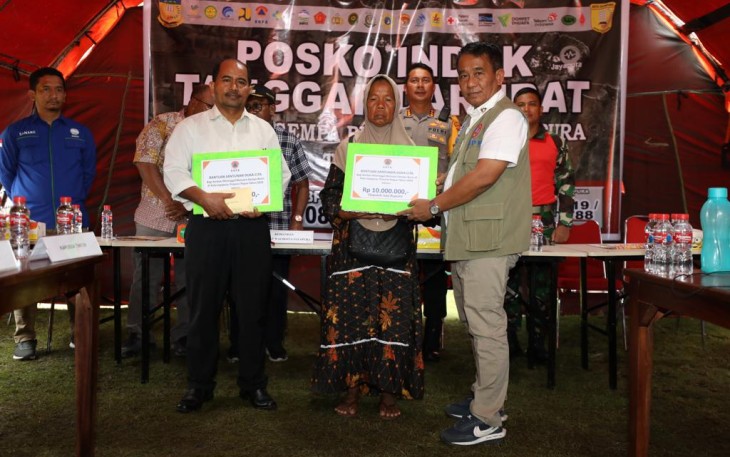 Penyerahan bantuan untuk korban bencana gempa bumi di Kota Jayapura 
