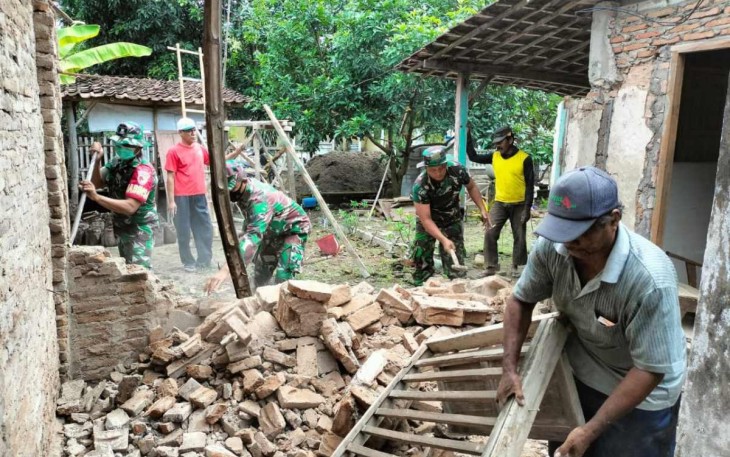 Gotong-royong perbaiki rumah warga binaan 