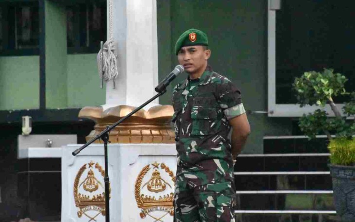 Kasiops Korem 073/Mkt saat mengambil apel pagi di halaman Makorem 073/Mkt