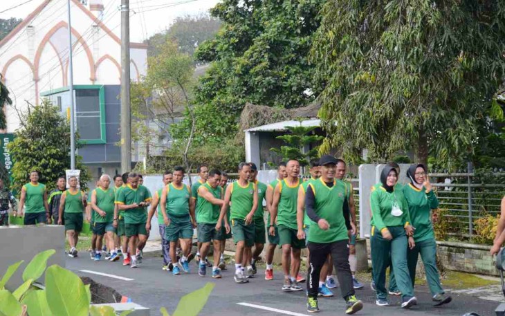 Setelah senam SKJ, anggota Korem 073/Mkt jalan santai