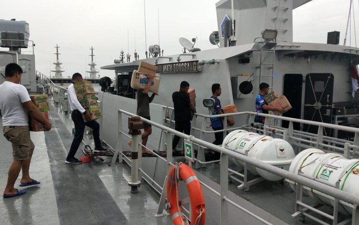 KRI Mata Bongsang- 873 saat angkut bantuan untuk korban gempa Jayapura 