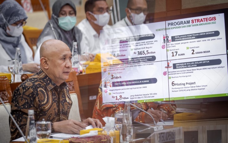 MenkopUKM Teten Masduki saat memberikan pemaparan bersama Komisi VI DPR, Selasa (14/2)