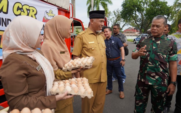 Danrem 032/Wbr Kolonel Kav Rayen Obersyl bersama Gubernur Sumbar H. Mahyeldi Asharullah saat penyerahan bantuan telur ayam dari PT Charoen Pokphand Foundation Indonesia. Selasa (14/2)