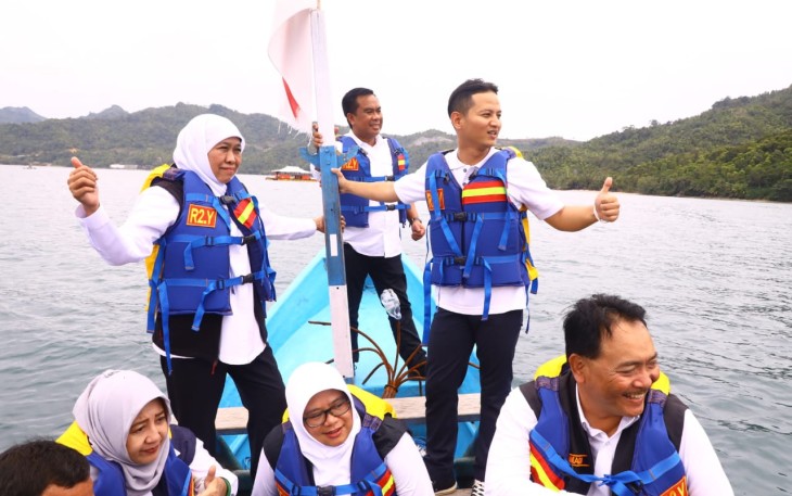 Bupati Trenggalek, Mochamad Nur Arifin saat mendampingi, Gubernur Jawa Timur, Khofifah Indar Parawansa, kunjungan di Pesisir Selatan Kabupaten Trenggalek, Jum'at (17/2/2023) (Foto: Hardi Rangga klikwarta.com)