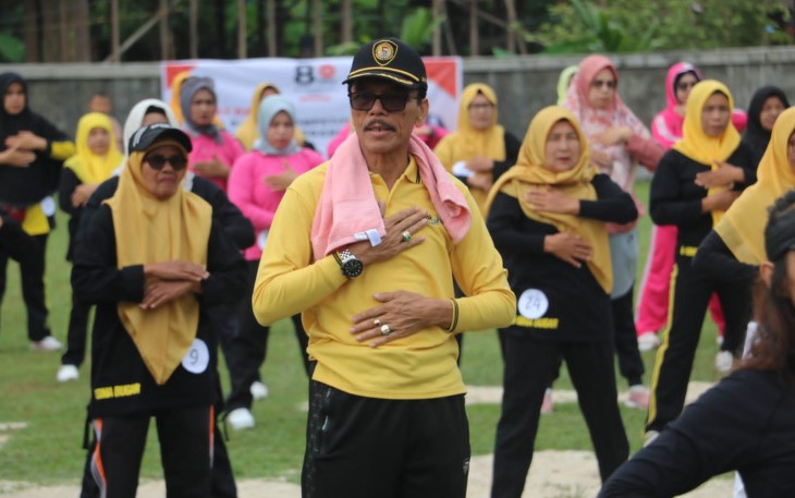 Bupati Limapuluh Kota, Safaruddin melakukan senam bersama menyemarakkan G-Sima Competition di lapangan serba guna, Jorong Balairupih, Nagari Simalanggang.