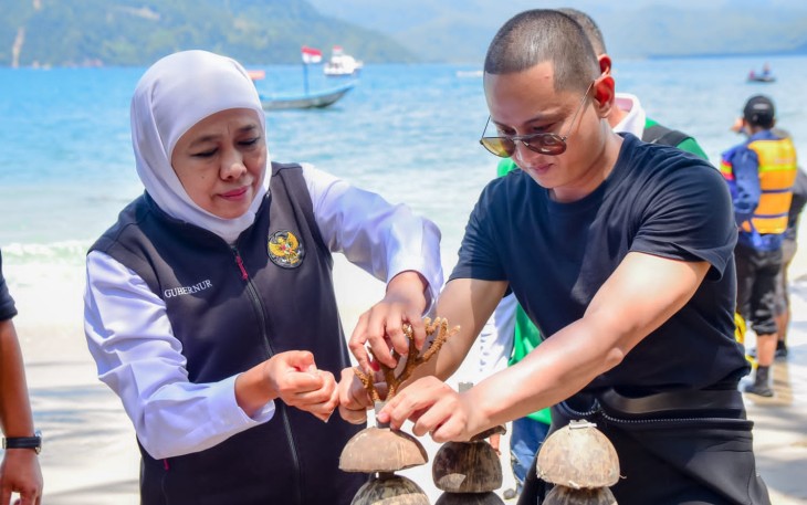 Bupati Trenggalek, Mochamad Nur Arifin, bersama Gubernur Jawa Timur, Khofifah Indar Parawansa, saat menanam terumbu karang di Pantai Mutiara, Selasa (21/2/2023) (Foto : Hardi Rangga klikwarta.com).