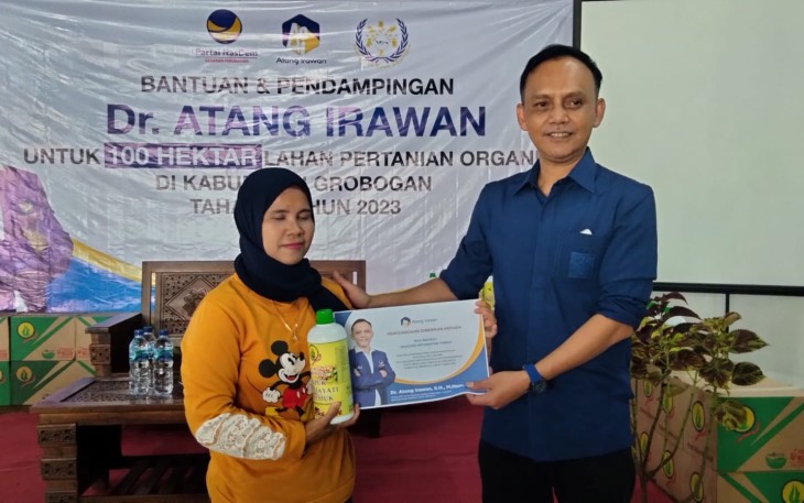 Atang Irawan Kabid hubungan legislatif DPP partai NasaDem saat memberikan bantuan pupuk organik gratis kepada petani di kabupaten Grobogan.