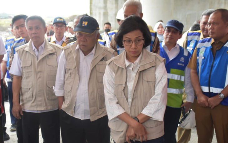 Menteri Keuangan Sri Mulyani Indrawati dan Menteri PUPR Mochamad Basuki Hadimoeljono saat melakukan kunjungan kerja di Kantor PT Adhi Karya, Ngasem, Colomadu, Karanganyar, Senin (27/2/2023).