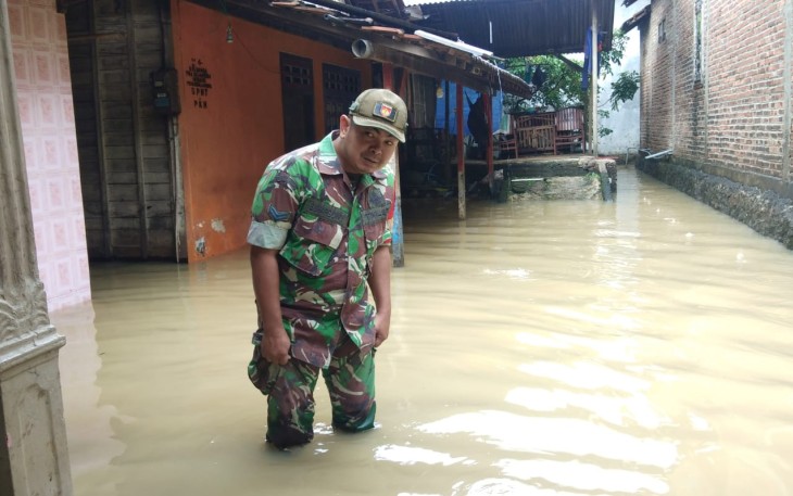 Sertu Suharsono saat monitoring banjir di Dukuh Ngantru