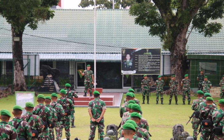 Danrem 032/Wbr Brigjen TNI Rayen Obersyl saat memberikan pengarahan prajurit Satgas Yonif 133/YS