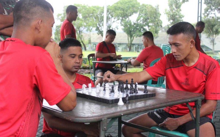 Meriahkan HUT Kostrad Ke-62 melalui lomba catur antar peleton prajurit Menarmed 2 Kostrad 