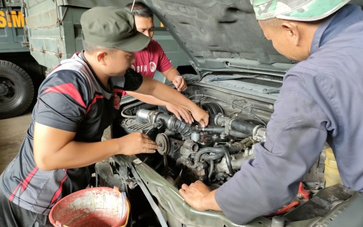 Perawatan kendaraan dinas Menarmed 2 Kostrad 