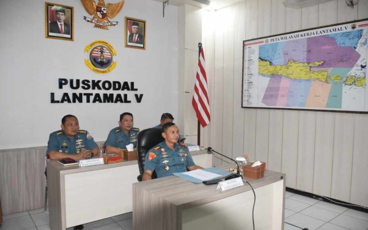 Danlantamal V Laksamana Pertama TNI Supardi saat mengikuti KBN secara virtual di Surabaya 