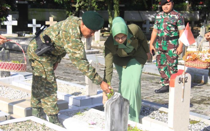 Kasdivif 2 Kostrad Brigjen TNI Primadi Saiful Sulun ziarah di TMP Untung Suropati Malang 
