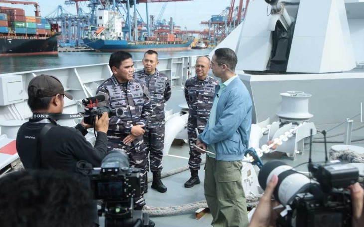 Pangkolinlamil Laksda TNI Yayan Sofiyan dampingi Kasal dalam konferensi pers 