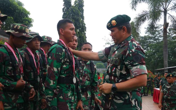 Pangdiv 2 Kostrad Mayjen TNI Safrial memberikan motivasi prajuritnya 